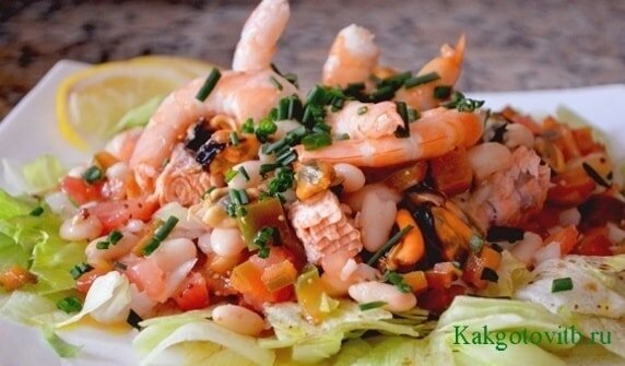 Простой салат из морепродуктов и рыбы